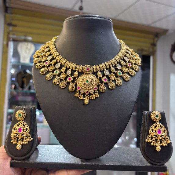 SWAROVSKI SHORT NECKLACE