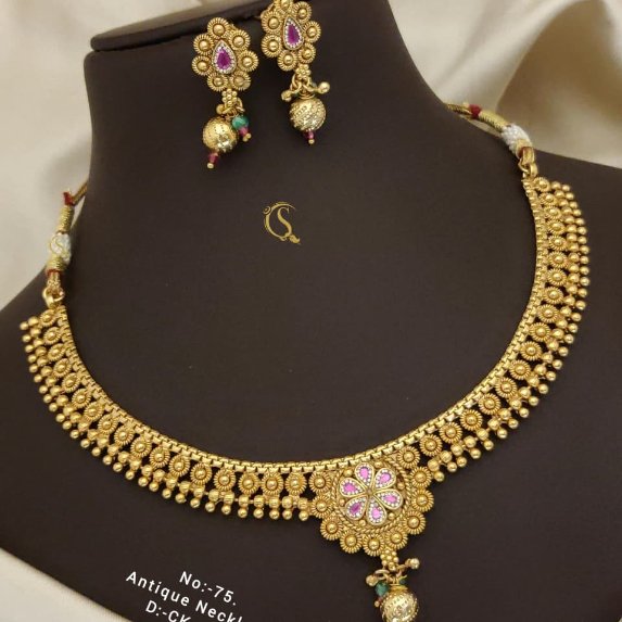 ANTIQUE SHORT NECKLACE