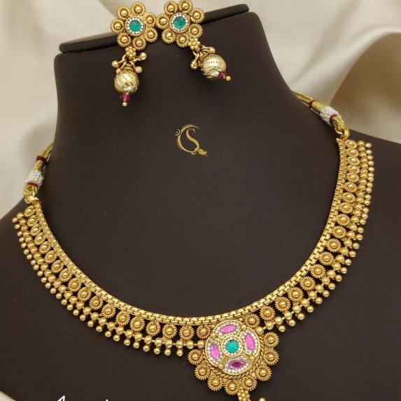 ANTIQUE SHORT NECKLACE